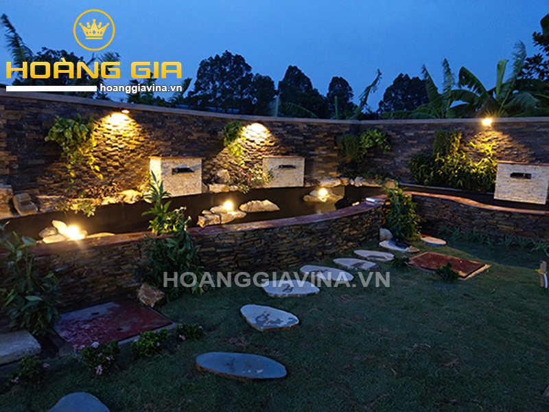 Sử dụng đèn âm nước đổi màu chiếu sáng cho khu vực tiểu cảnh sân vườn