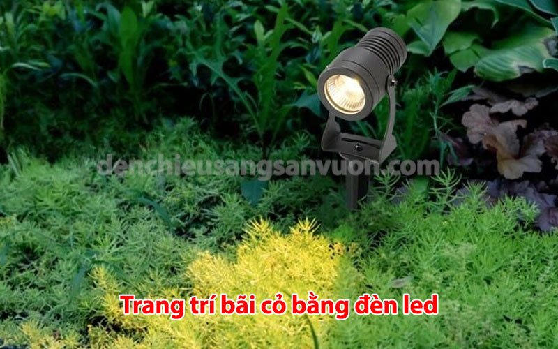 trang-tri-bai-co-bang-den-led-san-vuon
