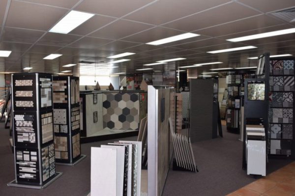 Ứng dụng của đèn led Panel trong showroom bán gạch lát nền dùng bóng 300x600 Ứng dụng của đèn led Panel trong showroom bán gạch lát nền dùng bóng 300x600