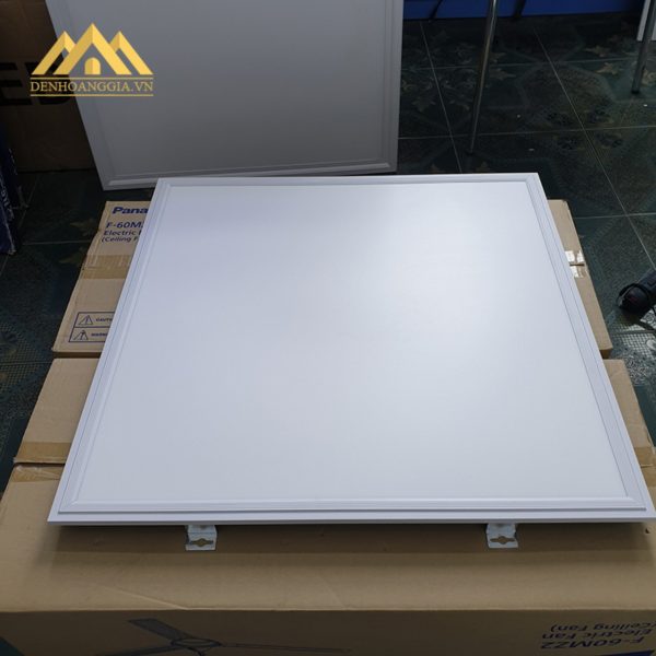 Dùng tai cài chữ Z để lắp đèn led Panel cho trần bê tông Dùng tai cài chữ Z để lắp đèn led Panel cho trần bê tông