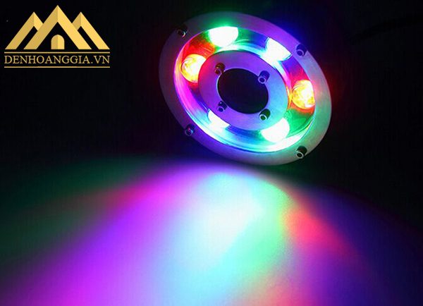 Đèn led âm nước được thiết kế khép kín hoàn toàn 