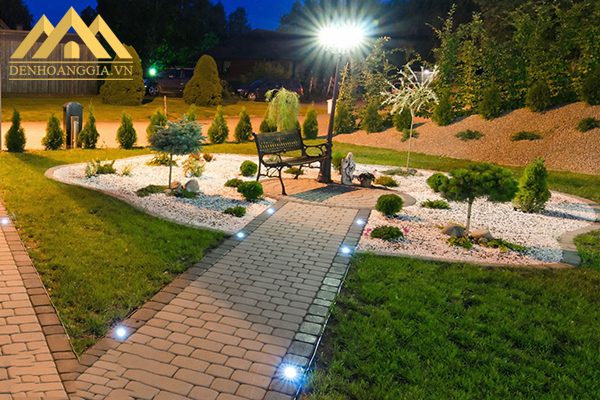 Đèn led âm đất lắp đặt chiếu sáng trong các lối đi lại của khu nghỉ dưỡng Đèn led âm đất lắp đặt chiếu sáng trong các lối đi lại của khu nghỉ dưỡng